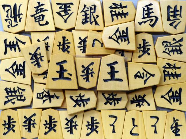御蔵岛黄杨糸柾雕棋子 [芳明作・一文字]