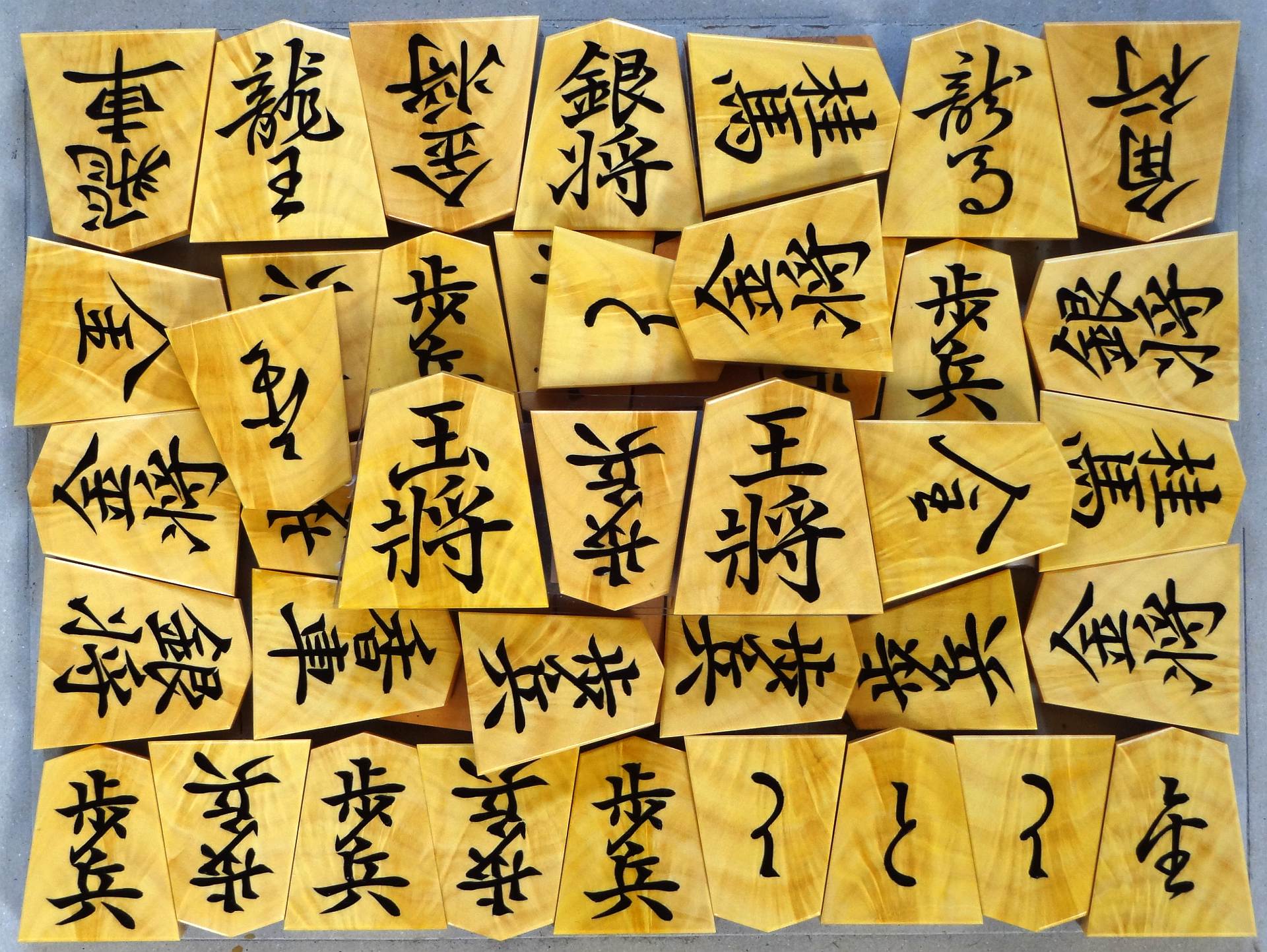 Shogi pieces craftsman Fugetsu made Luxury Shogi pieces *with detail –  kurokigoishiten