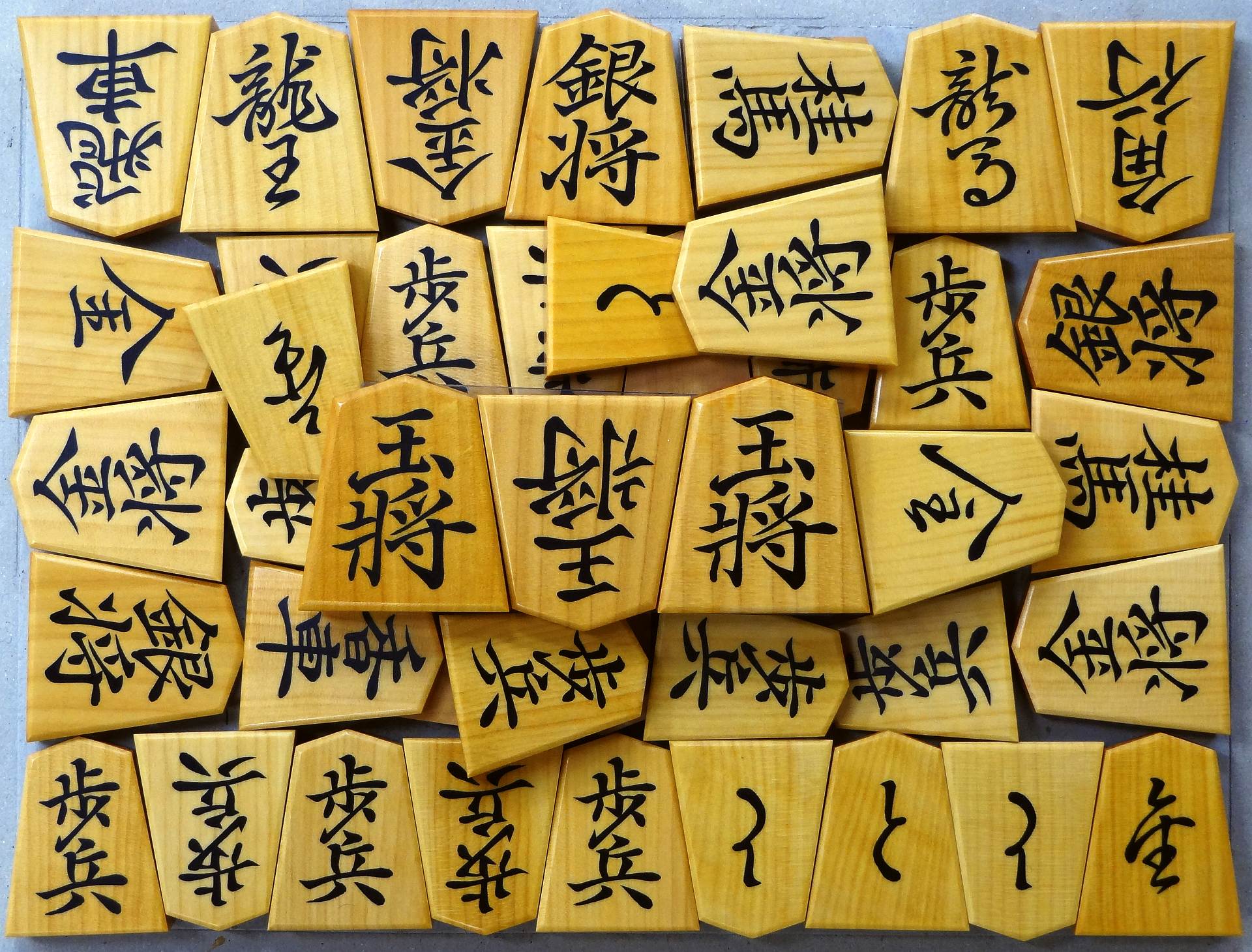 Shogi pieces craftsman Fugetsu made Luxury Shogi pieces *with detail –  kurokigoishiten