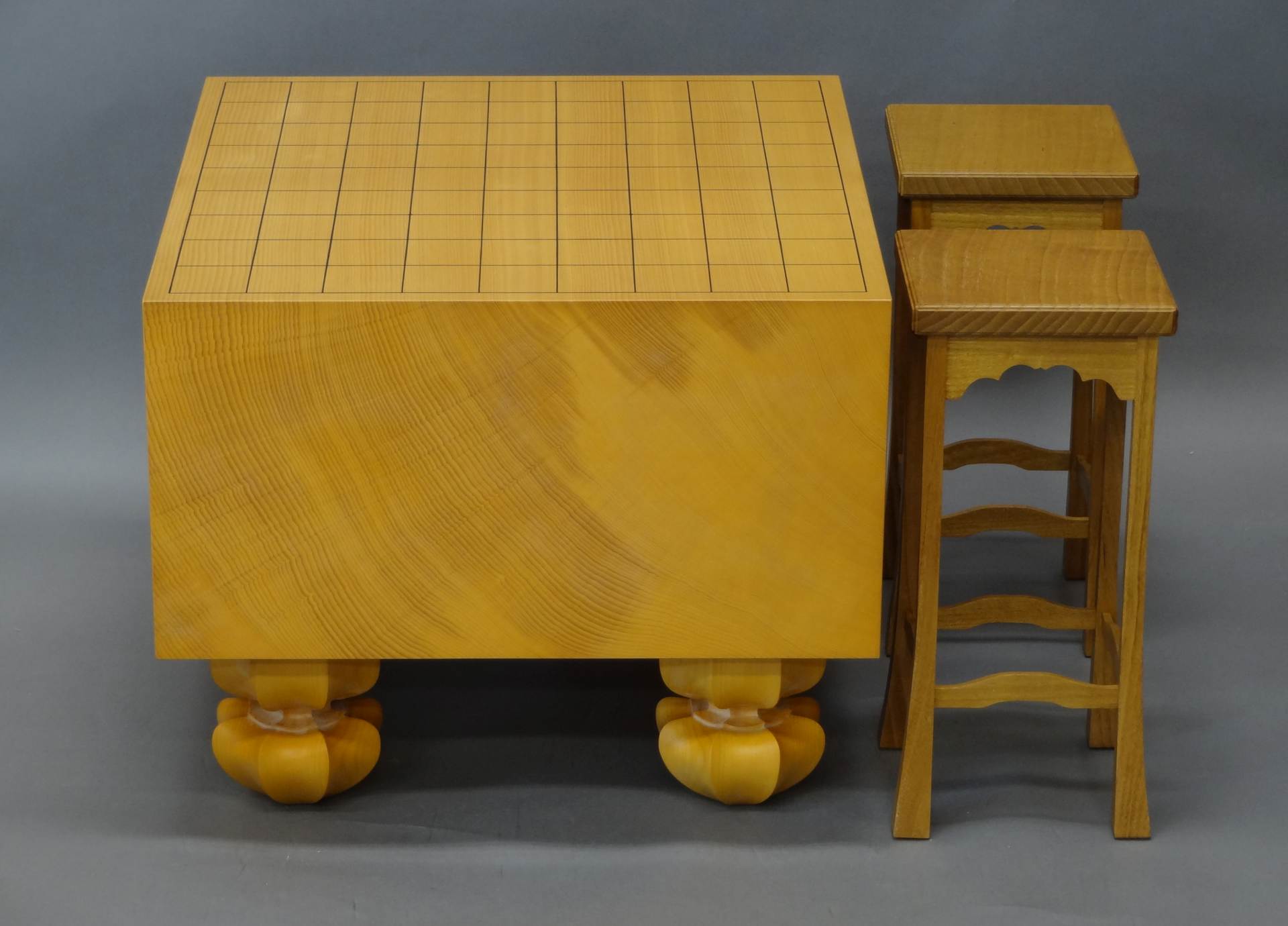 Board craftsman Mr. Torayoshi YOSHIDA made Japan grown kaya Shogi