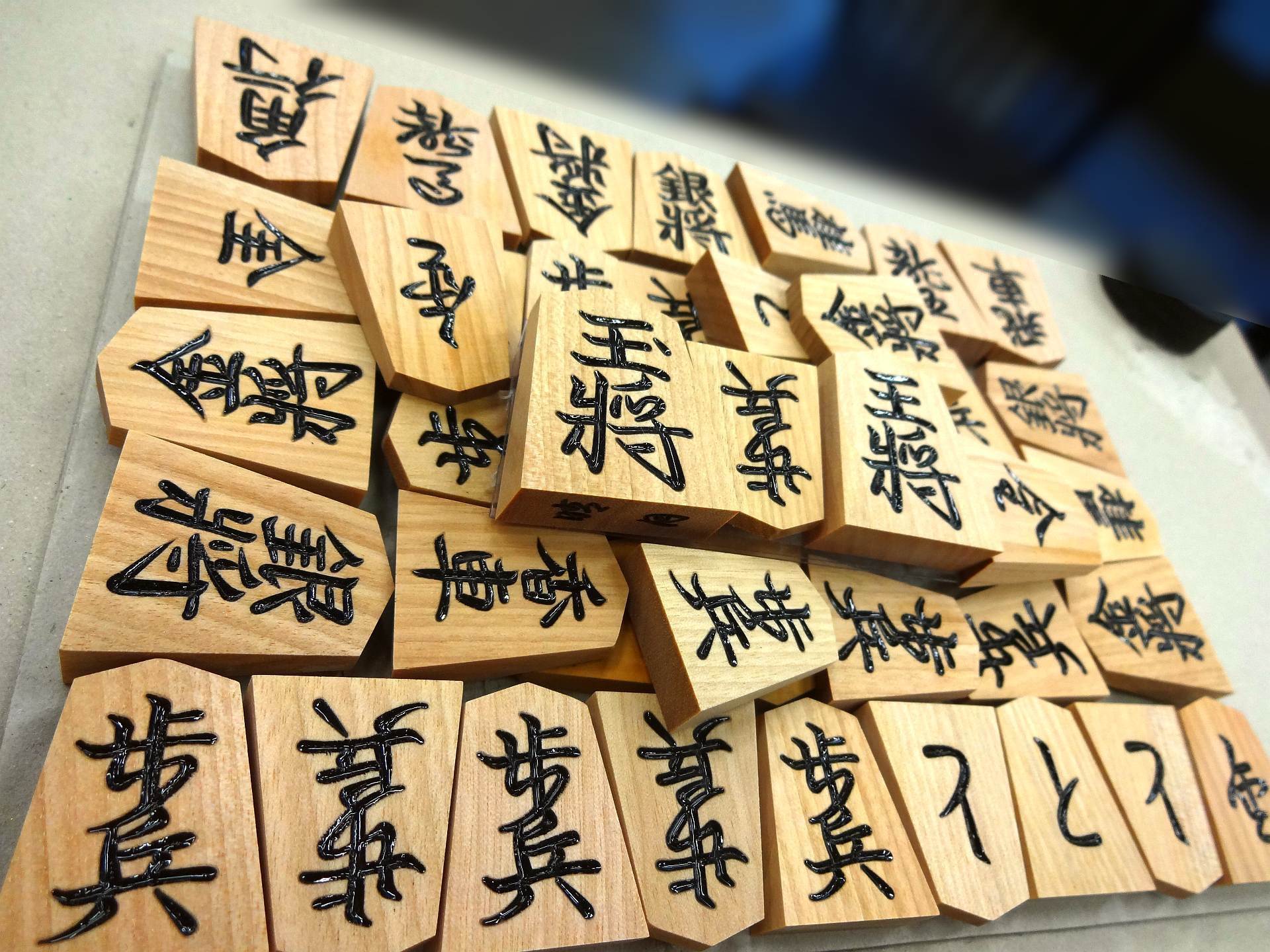 Shogi pieces craftsman Fugetsu made Luxury Shogi pieces *with detail –  kurokigoishiten