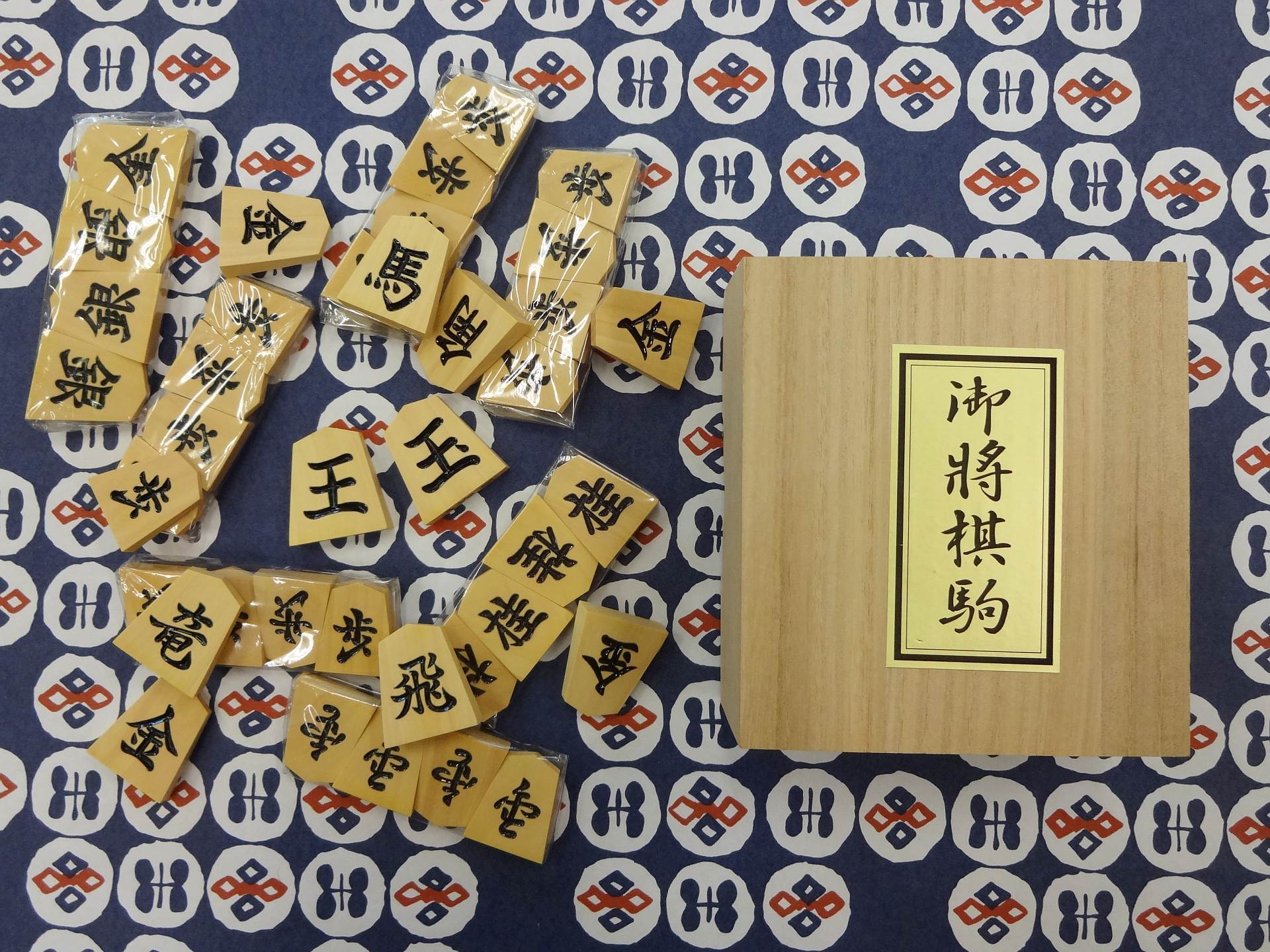 Shogi pieces craftsman Fugetsu made Luxury Shogi pieces *with detail –  kurokigoishiten